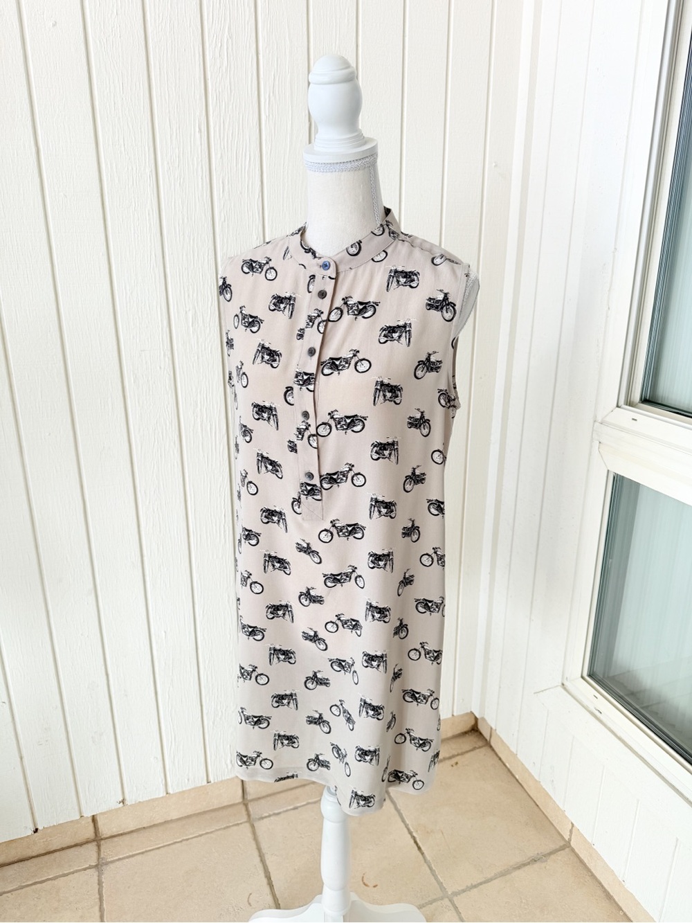 Equipment Femme Silk Motorcycle Print Sleeveless Blouse Tunic Beige Black Size S